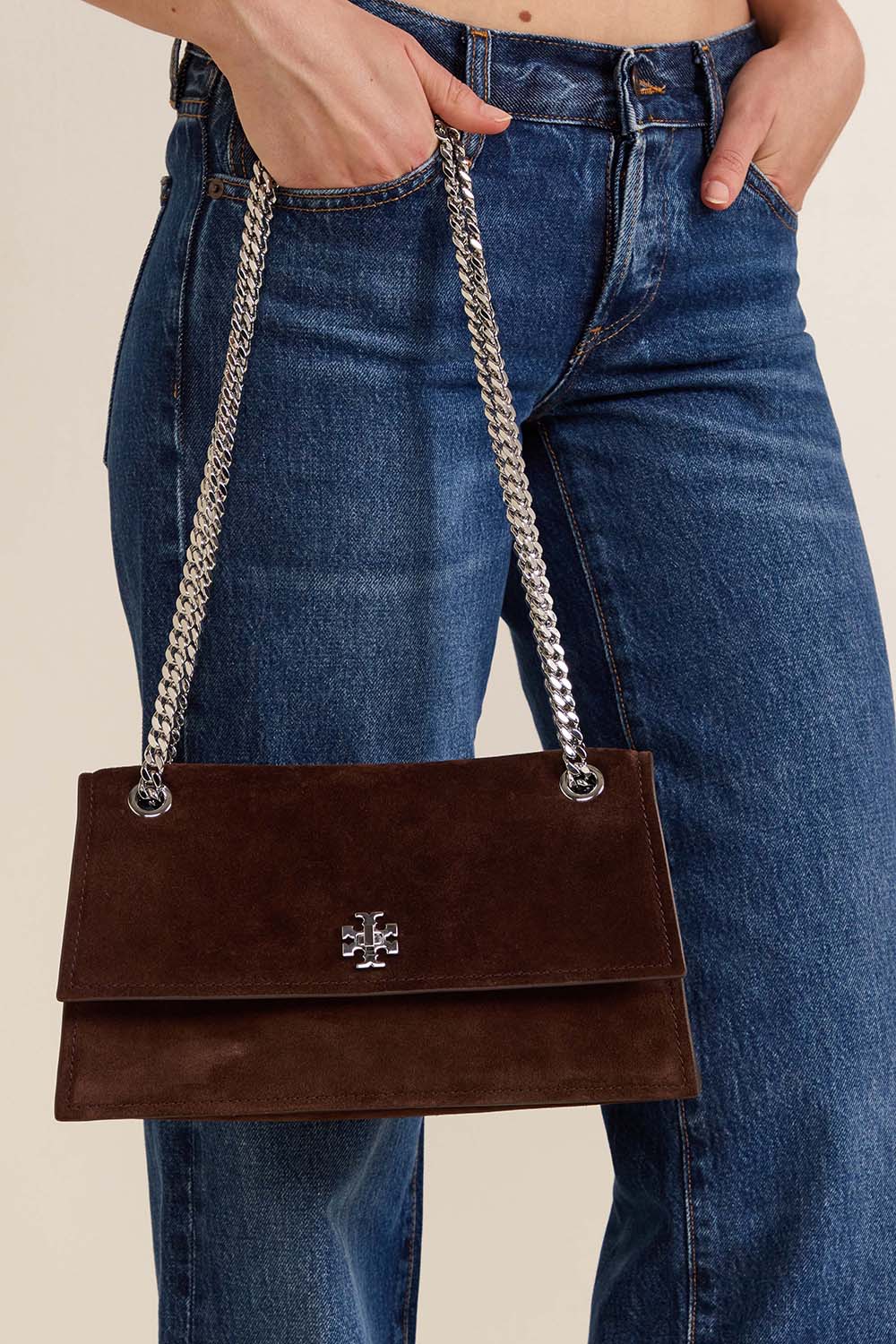 תמונת כל הלוק של תיק כתף זמש